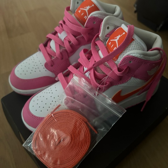 Nike Air Jordan 1 Mid “Creamsicle” Big Kids Size 4.5 - Picture 2 of 3